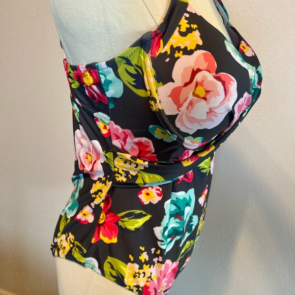 Floral Print Twist Front One Piece Swimsuit - Picture 6 of 9